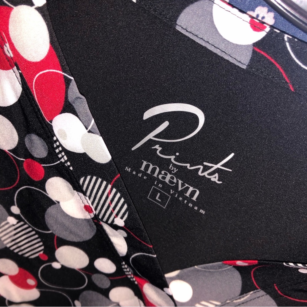 NWT Maevn Prints black and red Circle print short sleeve scrub top - Picture 7 of 10